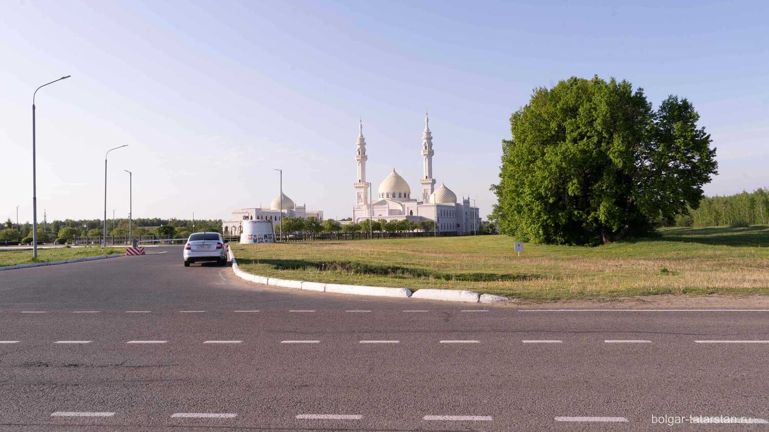 Белая Мечеть Булгар фото с дороги